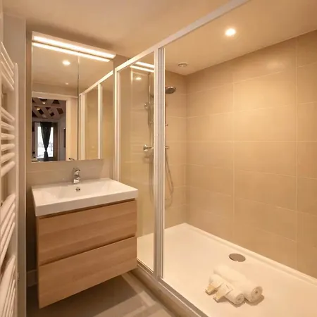 Chic In Notre-dame De