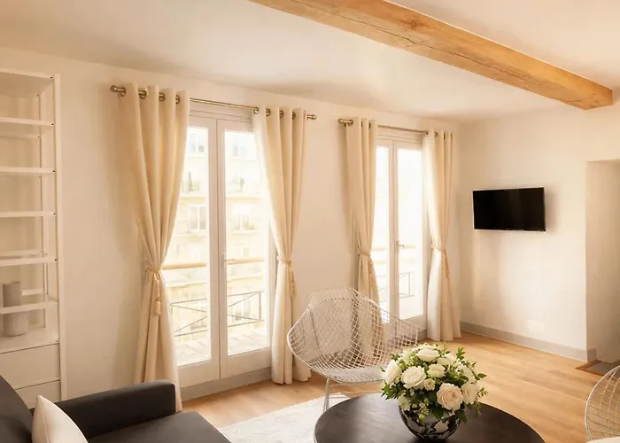 Chic In Notre-dame De Párizs